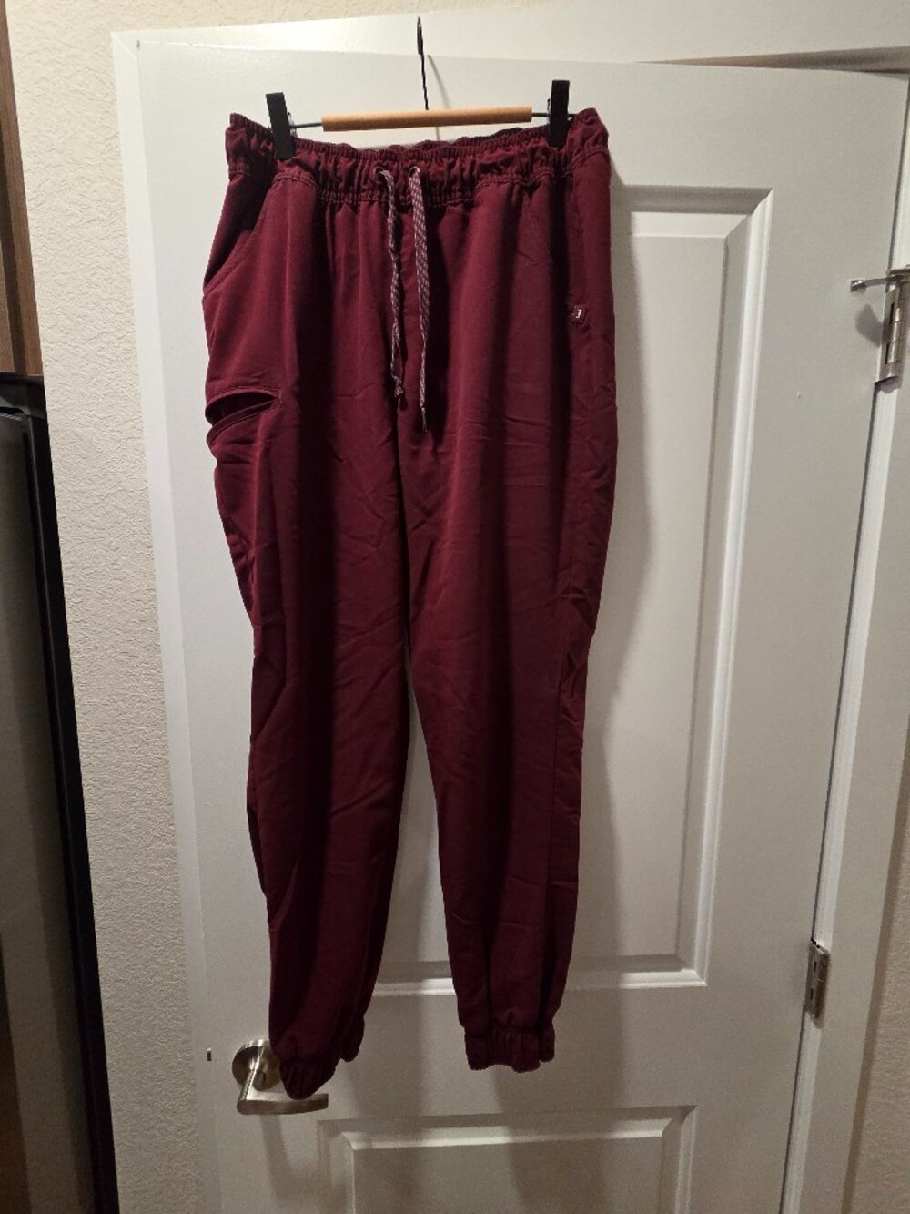 Jaanuu jogger burgundy medium scrubs